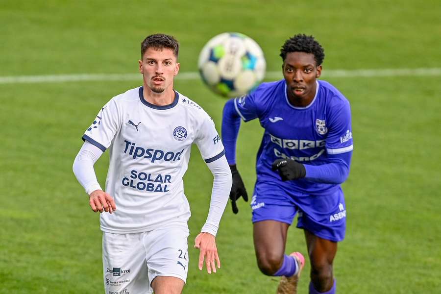 Pavel Juroška ze Slovácka a Sahmkou Camara z Karviné. Pavel Juroška ze Slovácka a Sahmkou Camara z Karviné.