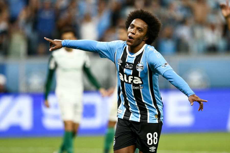 Willian marcou na vitória com o Grémio