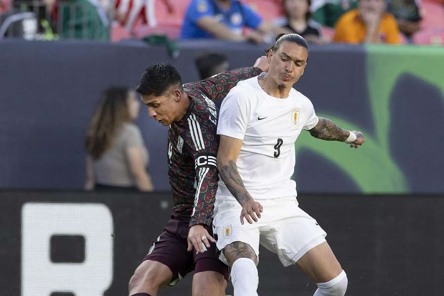 Núñez and Álvarez battle for the ball