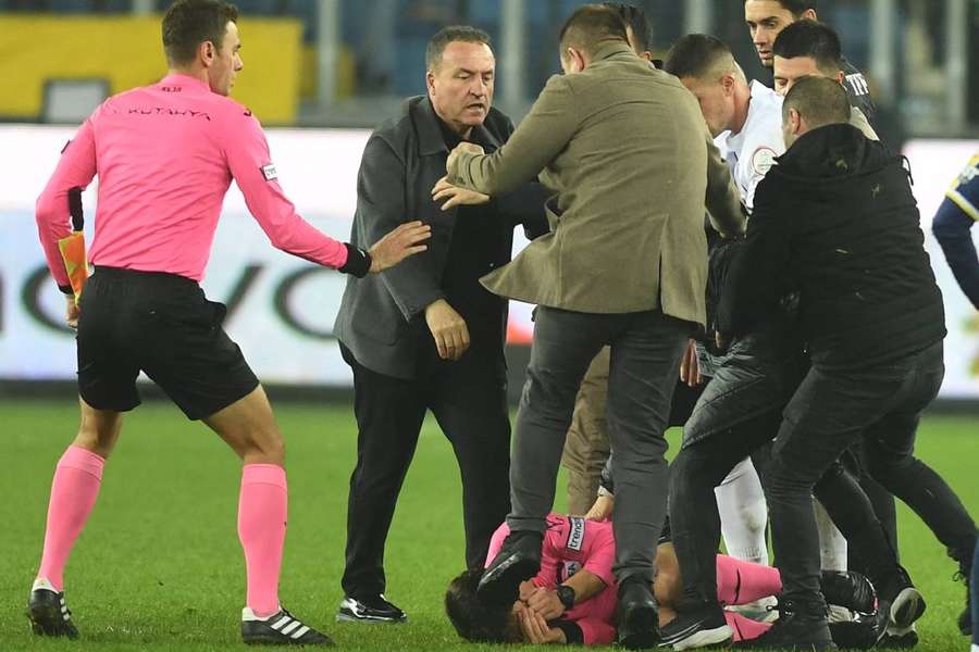 O árbitro Halil Umut Meler é agredido por representantes do clube Ankaragucu