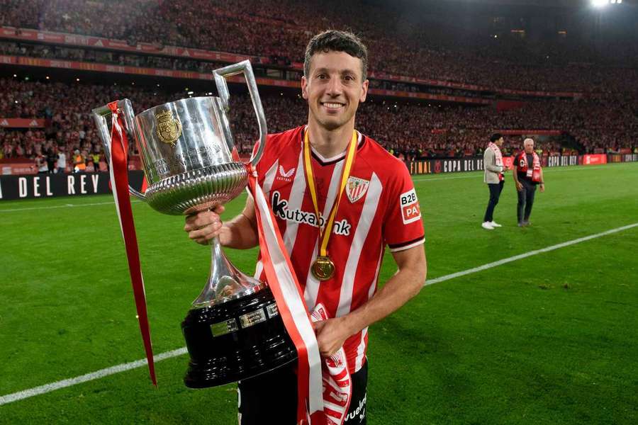 Mikel Vesga, con la Copa del Rey Mikel Vesga, con la Copa del Rey