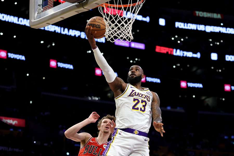 LeBron James anota ante Chicago.