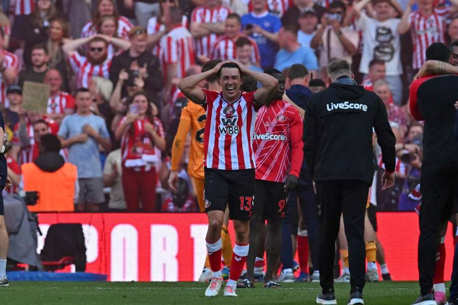 Luke O'Nien, del Sunderland, no da crédito, tras la clasificación de su equipo para la Europa League Luke O'Nien, del Sunderland, no da crédito, tras la clasificación de su equipo para la Europa League