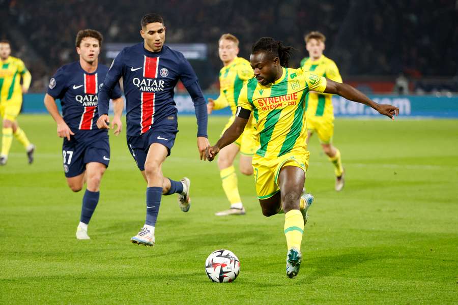 Moses Simon face au PSG en novembre dernier.