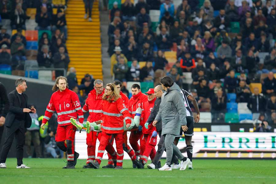 Il momento in cui Maignan è stato portato via