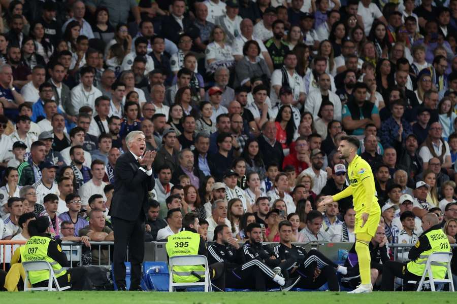 Carlo Ancelotti em ação no jogo entre Real Madrid e Villarreal