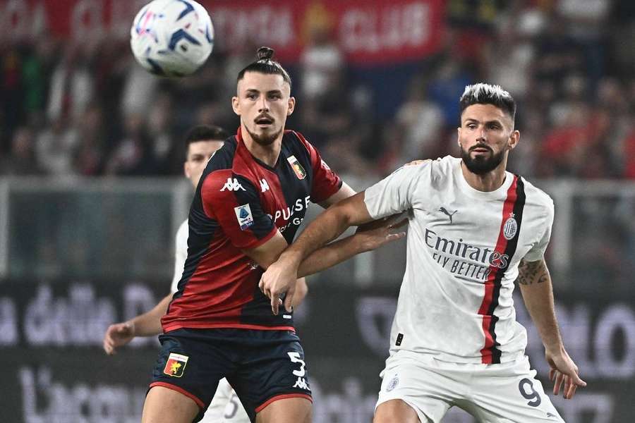 Radu Drăgușin de la Genoa în duel cu Olivier Giroud în partida cu AC Milan