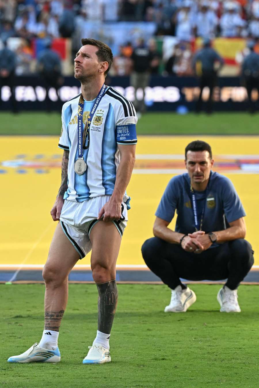 Scaloni observa Messi após a derrota na final da Copa do Mundo deste ano Scaloni observa Messi após a derrota na final da Copa do Mundo deste ano