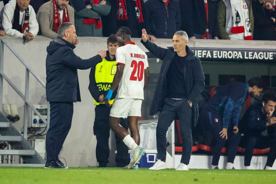 Mario Dorgeles foi expulso aos 7 minutos de jogo com o Friburgo