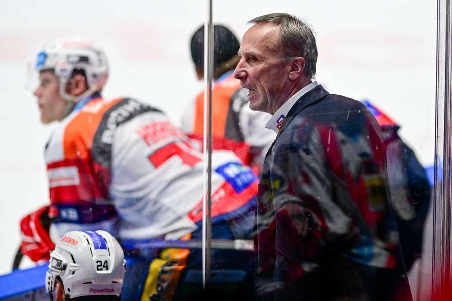 Miloslav Hořava na střídačce Pardubic.
