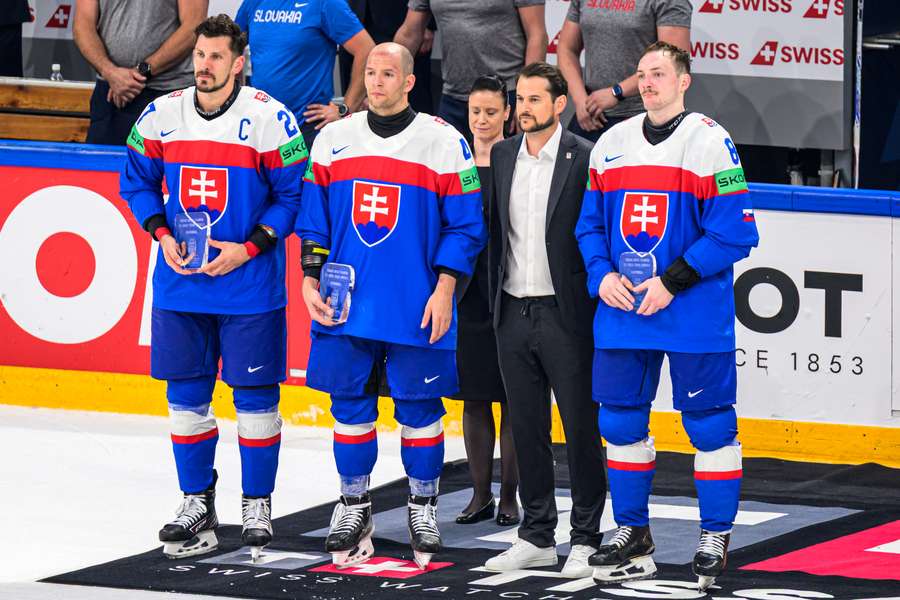 Rosandič bol ocenený ako jeden z troch najlepších hráčov Slovenska. Rosandič bol ocenený ako jeden z troch najlepších hráčov Slovenska.