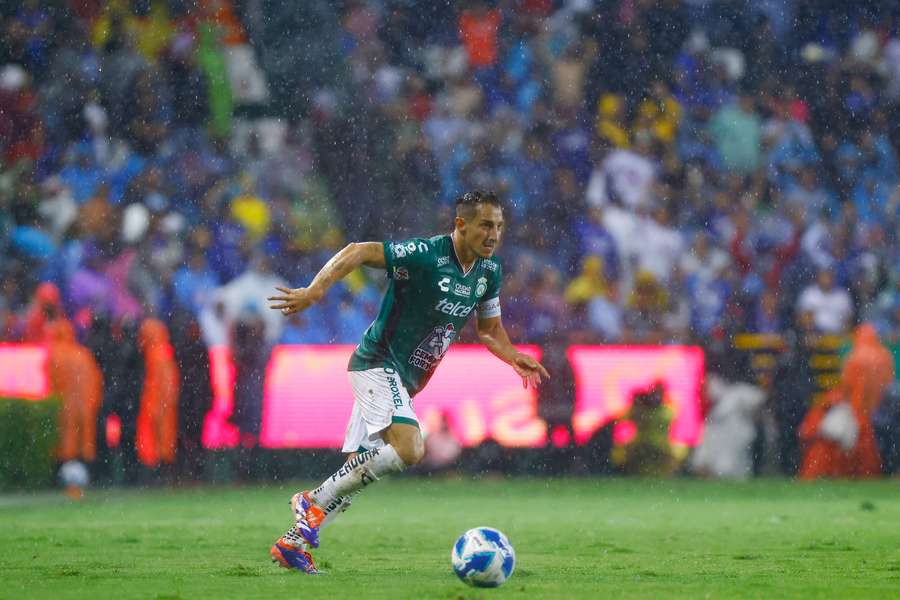 Andrés Guardado num jogo com o León