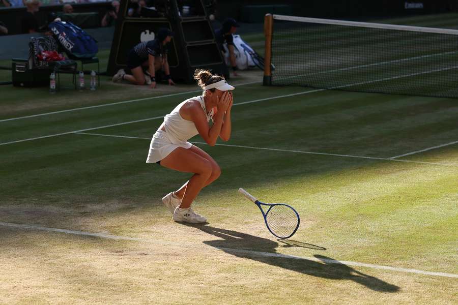 Noskova, en el momento de ganar Wimbledon
