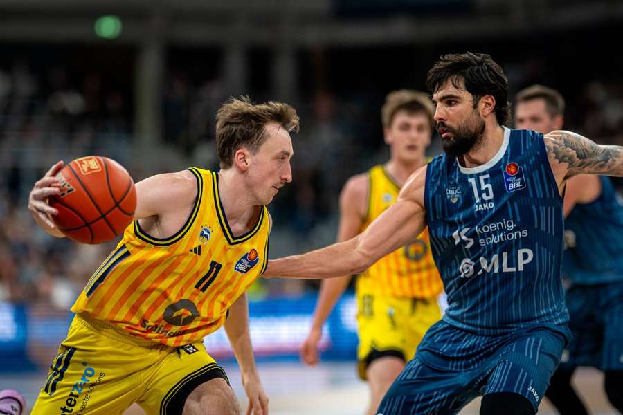 Moses Wood beim Zug vorbei an Marcel Kessen.