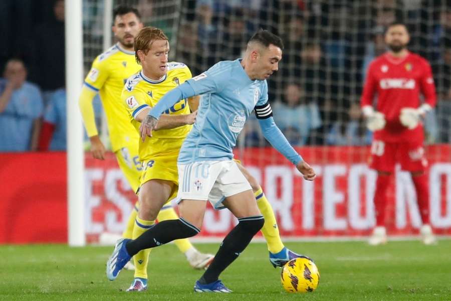 Iago Aspas protegge un pallone contro Álex Fernández