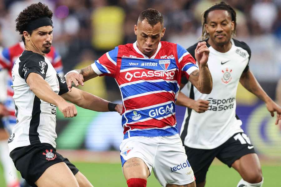 O Corinthians tirou a vitória do Fortaleza nos minutos finais