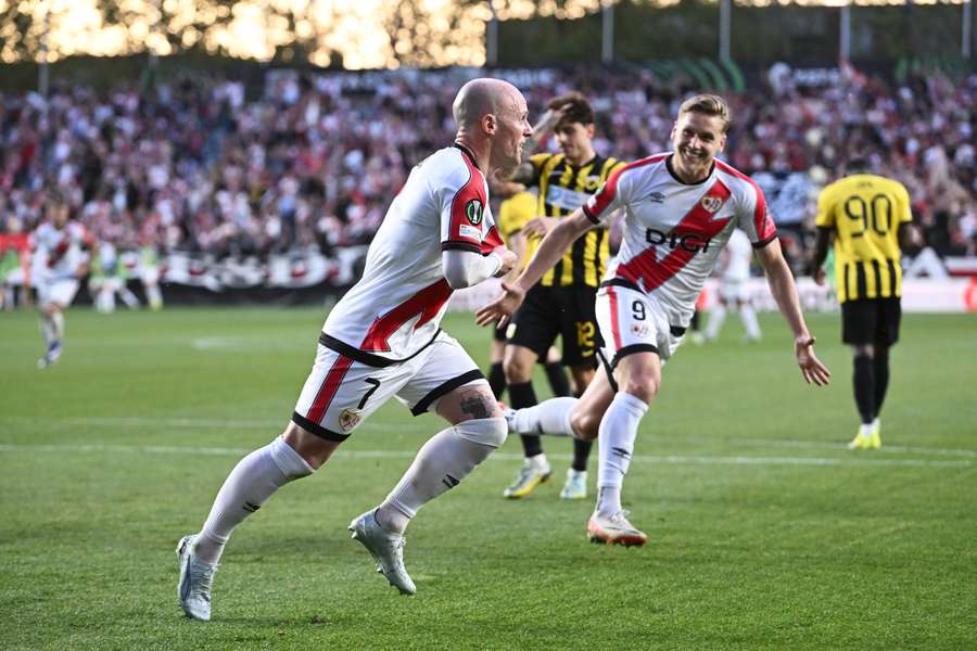 Isi Palazón pomohl Vallecanu gólem k výhře 3:0 nad AEK. 