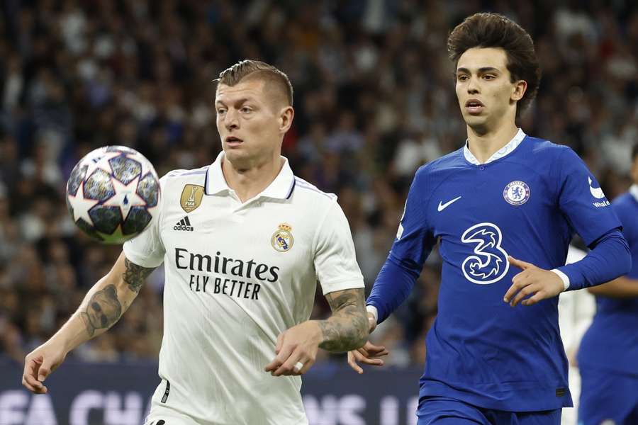  Real Madrids Toni Kroos in actie tegen Chelsea's Joao Felix op 12 april