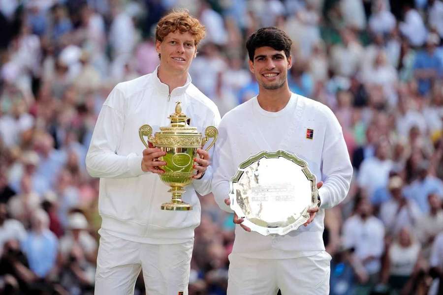 Sinner (l.) und Alcaraz (r.) nach dem Wimbledon-Endspiel