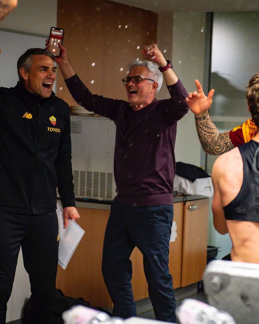 Mourinho faz a festa após garantir a Roma na final