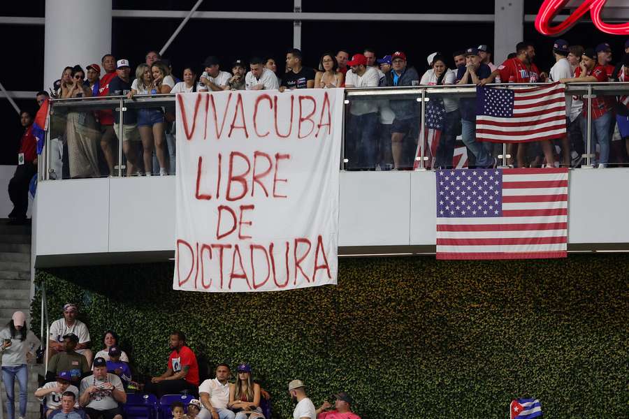 Striscioni esposti allo stadio nel corso della gara