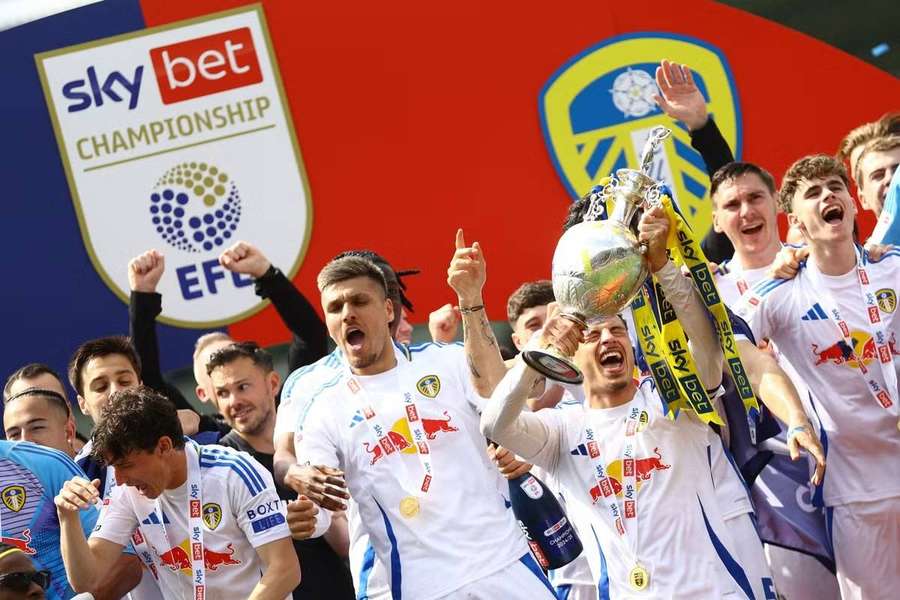 Leeds v minulé sezoně zvedl nad hlavu trofej pro vítěze Championship. Leeds v minulé sezoně zvedl nad hlavu trofej pro vítěze Championship.