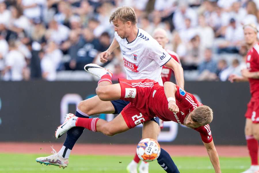  Lyngbys Frederik Gytkjær i kamp med AGFs Frederik Tingager under superligakampen mellem AGF og Lyngby Boldklub