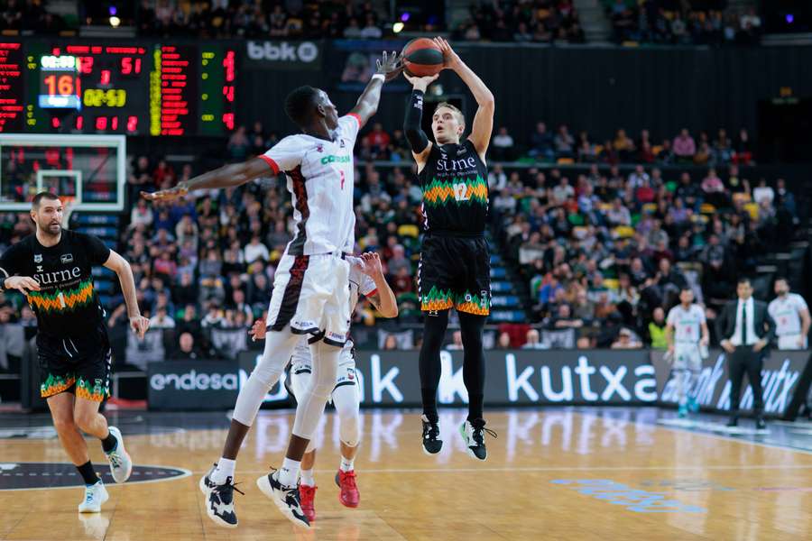 Niang, de blanco, y Hakanson, de negro, no siguen en Granada ni Bilbao