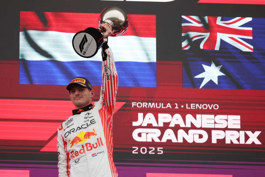 Max Verstappen celebra vitória no Japão em 2025