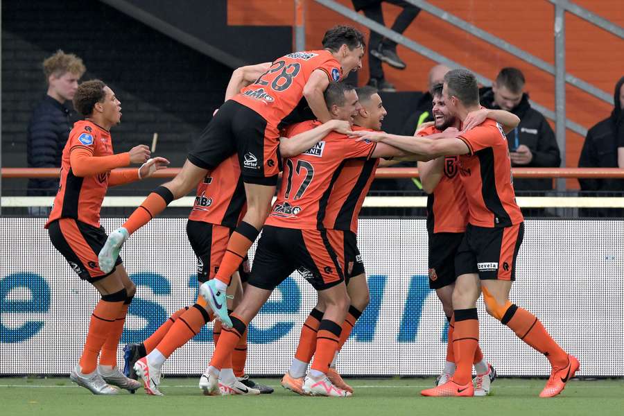 Milan de Haan van FC Volendam viert de 3-1 met zijn teamgenoten