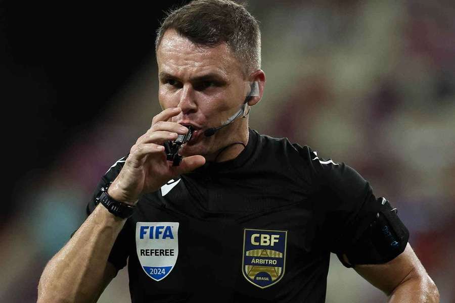 Todos sofrem com a arbitragem do Brasileirão