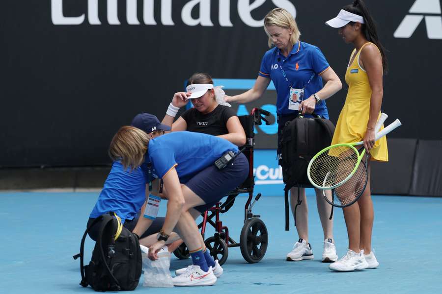 Marina Stakusic a trebuit să părăsească terenul de la Australian Open în scaunul cu rotile