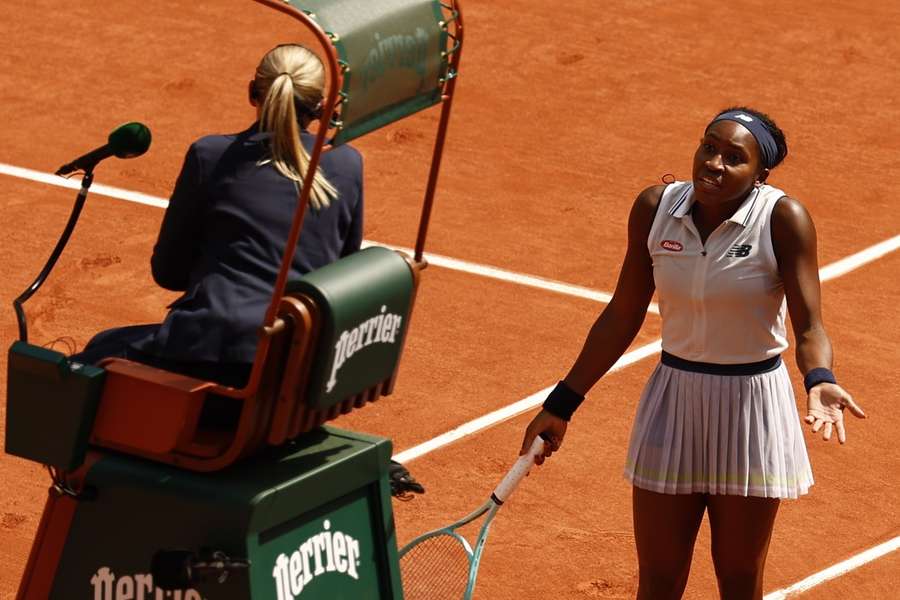 Gauff discute com a árbitra na partida contra Swiatek