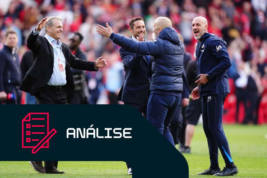 O proprietário do Chelsea, Todd Boehly, celebra com o treinador Enzo Maresca