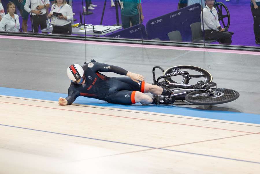 Jack Carlin ging zondag onderuit op de keirin