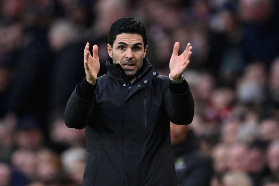 Mikel Arteta giving orders to his players on the touchline