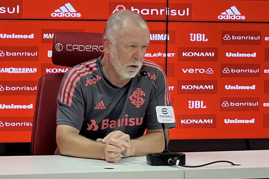 O treinador colorado na coletiva no Beira-Rio