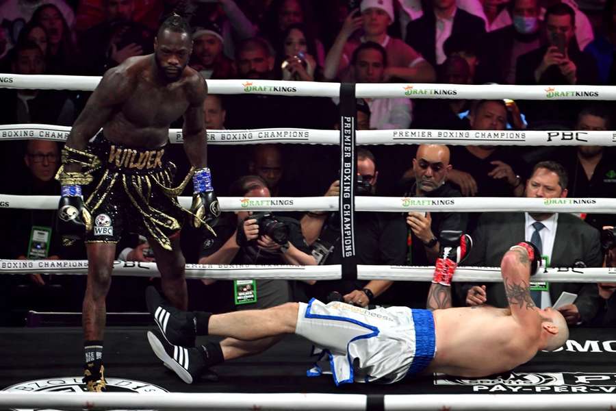 Wilder (L) knocked out Helenius (R) in the first round
