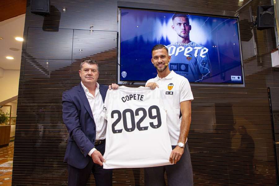 Copete, con su nueva camiseta y el año de finalización de su contrato con el Valencia