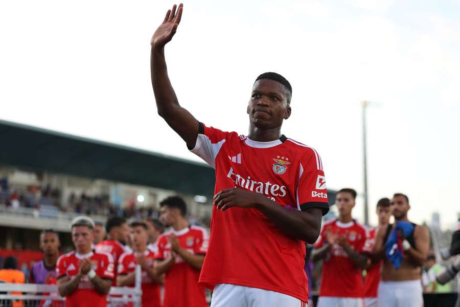 Benfica midfielder Luis in England for Burnley medical Benfica midfielder Luis in England for Burnley medical