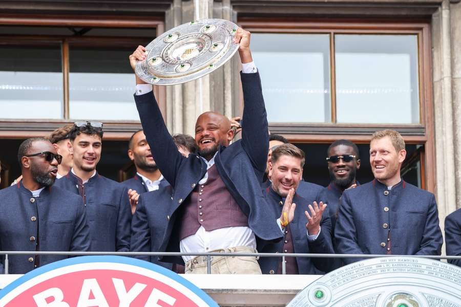 Bayern-Trainer Kompany mit der Meisterschale Bayern-Trainer Kompany mit der Meisterschale