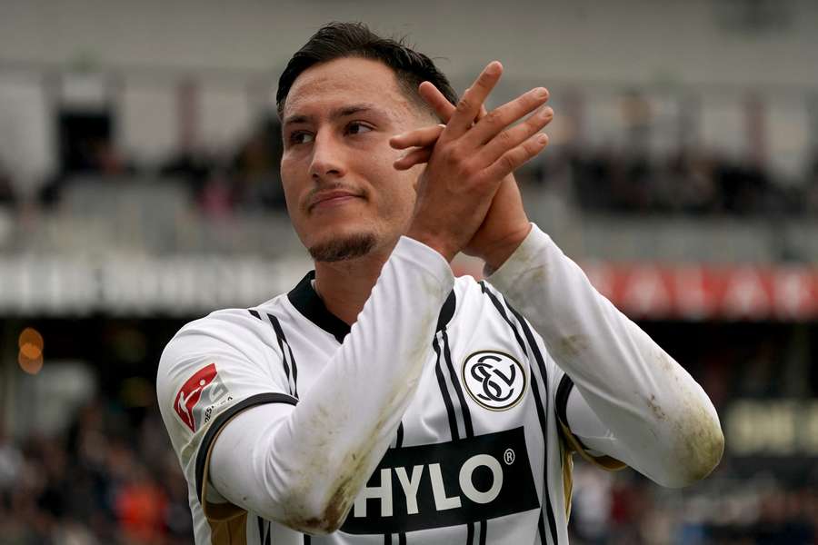 Ebnoutalib unterschreibt bis 2031 in Frankfurt Ebnoutalib unterschreibt bis 2031 in Frankfurt