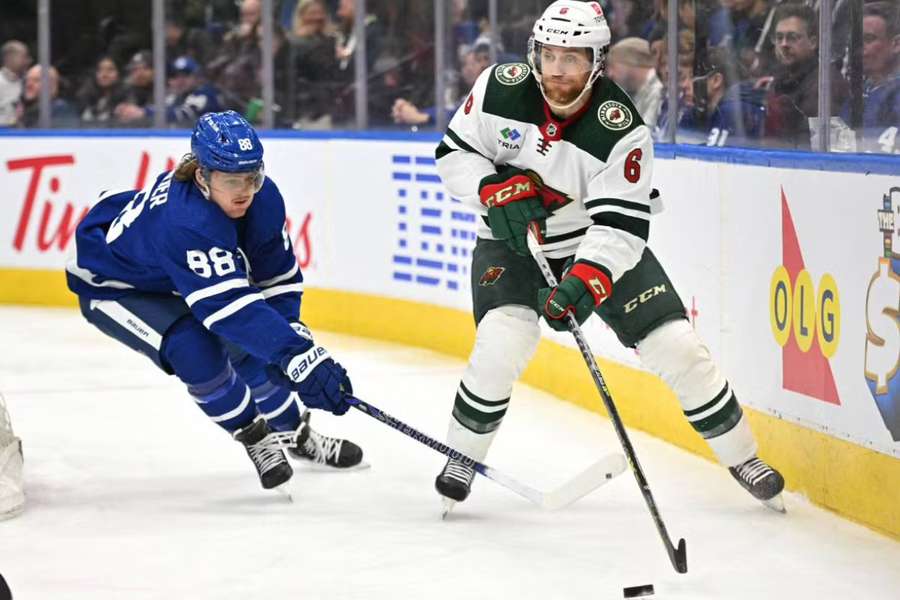 William Nylander (L) scored in overtime to help the Toronto Maple Leafs beat the Minnesota Wild