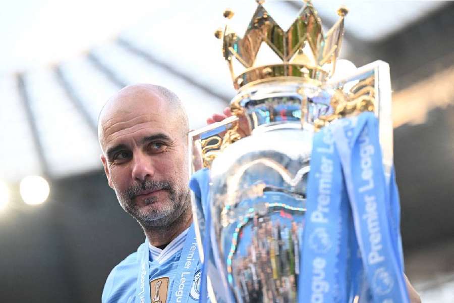 Pep Guardiola, treinador do Manchester City, posa para uma fotografia com o troféu da Premier League