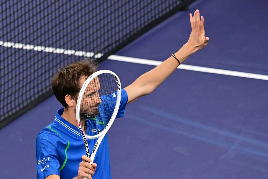 Medvedev superou lesão para vencer Zverev