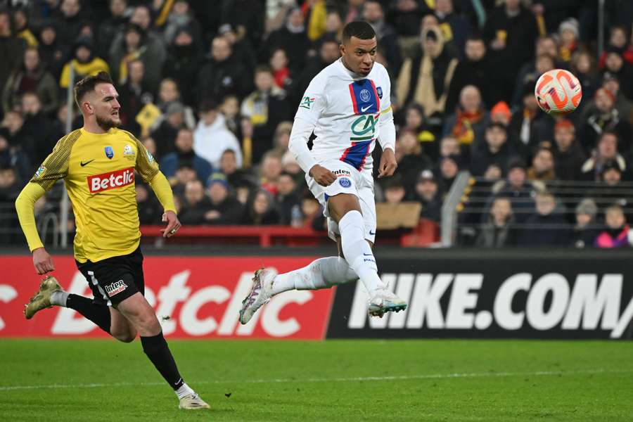 Mbappé toca por cobertura para fazer o terceiro do PSG