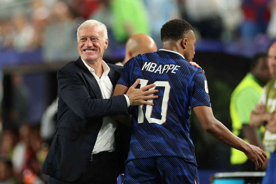 Deschamps saúda Mbappé Deschamps saúda Mbappé