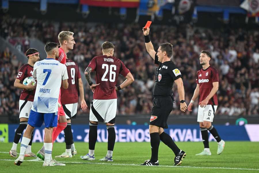 Sudí Ondřej Pechanec ukázal hráčům Sigmy Olomouc na Letné hned dvě červené karty.