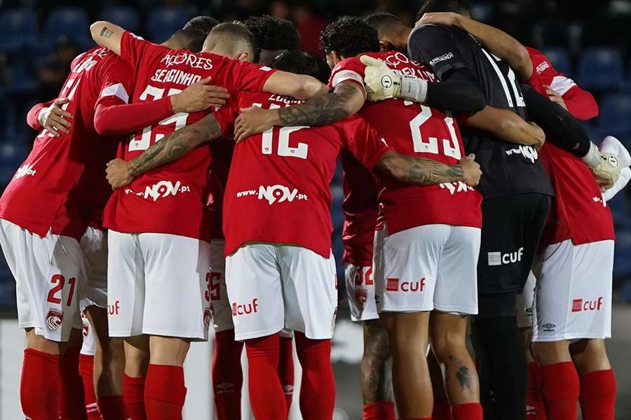Plantel do Santa Clara no jogo com o Sporting
