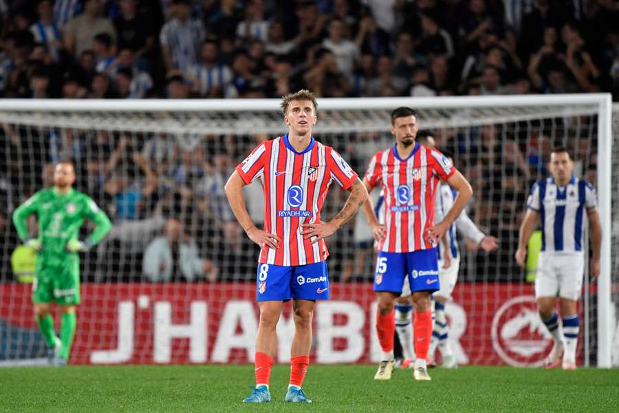 Pablo Barrios y Clément Lenglet lamentan el gol del empate de la Real